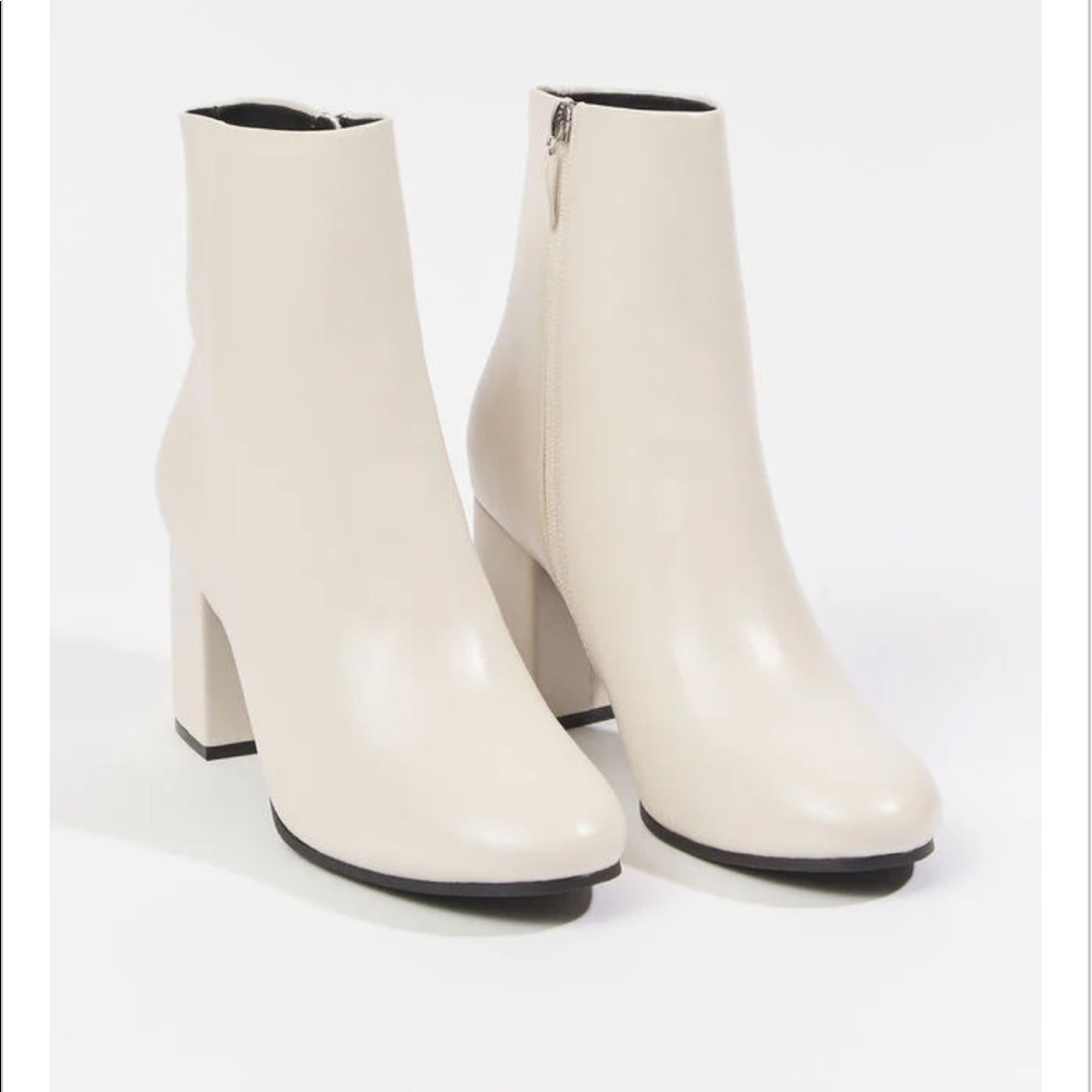 Altar’d State Malory Bootie; white; size 7